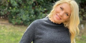 Η Ελένη Μενεγάκη ποζάρει με τον απίθανο σκύλο της πάνω στο ποδήλατο