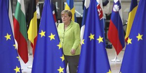 Η καγκελάριος Άνγκελα Μέρκελ μεταξύ σημαιών της ΕΕ