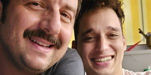 Ο ηθοποιός, Μιχάλης Οικονόμου, μιλά πρώτη φορά on camera για τον σύντροφό του και την απόφασή τους να μεγαλώσουν μαζί ένα παιδί