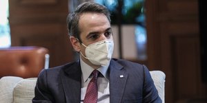 Ο Κυριάκος Μητσοτάκης με μάσκα στο μέγαρο Μαξίμου 