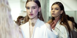 Μοντέλα με λευκά ρούχα