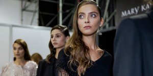 Μοντέλο στα παρασκήνια επίδειξης μόδας