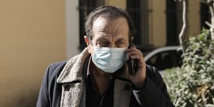 Ο Σπύρος Μπίμπιλας μιλάει στο κινητό