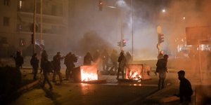 Αγριες συγκρούσεις στη Νέα Σμύρνη 