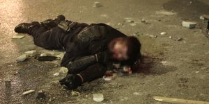 «Πόλεμος» στη Νέα Σμύρνη: Σοβαρά τραυματίας αστυνομικός -Τον ξυλοκόπησαν κουκουλοφόροι