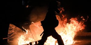 Πεδίο μάχης η Νέα Σμύρνη, με τραυματίες αστυνομικούς -Οι ευθύνες ΣΥΡΙΖΑ, το διάγγελμα Μητσοτάκη