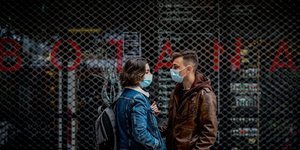Νεαροί έξω από κατάστημα