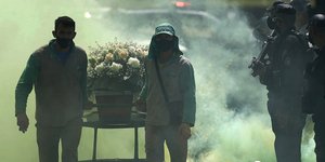 Ανδρες μεταφέρουν φέρετρο στη Βραζιλία υπό το βλέμμα αστυνομικών