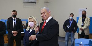 O Νετανιάχου με την σύζυγό του μιλά σε δημοσιογράφους σε εκλογικό κέντρο