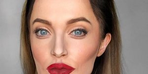 Η Νίκι Χιλ ως Αντζελίνα Τζολί 