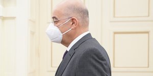 Ο Νίκος Δένδιας με μάσκα