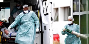 Νοσηλευτές έξω από ασθενοφόρο στην Βραζιλία