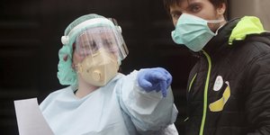 νοσοκομα με ασπιδα δειχνει 