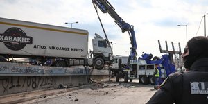 Γερανός μετακινεί την νταλίκα μετά το τροχαίο στη Λεωφόρο Κηφισού την Κυριακή 7 Μαρτίου 2021