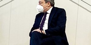 O Ιταλός πρωθυπουργός, Μάριο Ντράγκι κι η σύζυγός του περιμένουν στη σειρά να εμβολιαστούν 