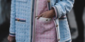 γυναίκα με νύχια