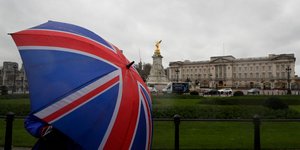 Ομπρέλα στα χρώματα της βρετανικής σημαίας στο Λονδίνο