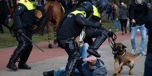 Αστυνομικός χτυπά με γκλομπ στην Ολλανδία