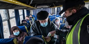 Πολίτες στην Ουκρανία με μάσκες υποβάλλονται σε έλεγχο θερμοκρασίας για τον κορωνοϊό