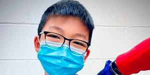 Παιδί συμμετέχει στην έρευνα της Pfizer για τη χορήγηση του εμβολίου σε παιδιά 12-15 ετών 