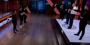 Κριτές δείχνουν βαθμολογία σε παίκτες