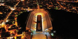 Το Παναθηναϊκό Στάδιο φωτισμένο νύχτα