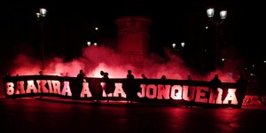Οπαδοί της Παρί με πανό κατά της Σακίρα