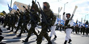 Ελεύθεροι σκοπευτές και αλπινιστές των ειδικών δυνάμεων στην παρέλαση της 25ης Μαρτίου