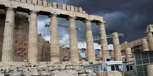Μαύρα σύννεφα πάνω από την Ακρόπολη
