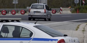 Περιπολικό και ΙΧ στην εθνική οδό 