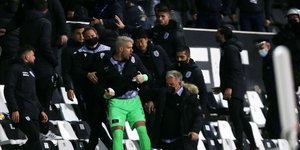 Ο Πασχαλάκης κινείται απειλητικά προς τους οπαδούς στην κερκίδα