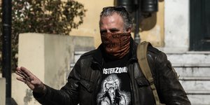 Ο Πασχάλης Τσαρούχας έξω από την Ευελπίδων