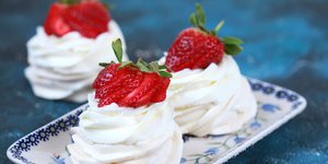 Μίνι πάβλοβα με φράουλα, σαντιγί και γλυκό του κουταλιού