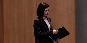 Η Πελώνη με ντοσιέ πριν το briefing