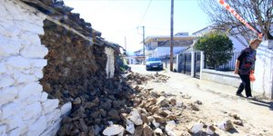 Γκρεμισμένος τοίχος από σεισμό