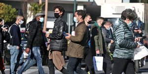 Πεζοί με μάσκες