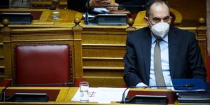 πλακιωτακης μασκα βουλη