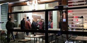 Κάτοικοι φτάνουν σε ξενοδοχείο στα Τρίκαλα