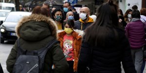 Πολίτες με μάσκες κατά του κορωνοϊού στην Τουρκία