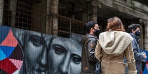 Πολίτες με μάσκες στο κέντρο της Αθήνας