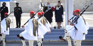 Ο πρίγκιπας Κάρολος και η σύζυγός του παρακολουθούν την στρατιωτική παρέλαση στην Αθήνα