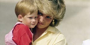 Ο πρίγκιπας Χάρι στην αγκαλιά της μητέρας του, πριγκίπισσας Νταϊάνας