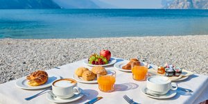 τραπεζι διπλα στη θαλασσα