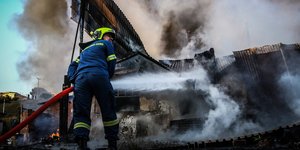 Πυροσβέστης την ώρα της κατάσβεσης