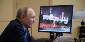 O Πούτιν στο γραφείο του εν ώρα τηλεδιάσκεψης