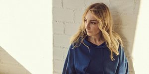 H Ρούλα Ρέβη με hoodie