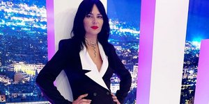 Η Ζενεβιέβ Μαζαρί με μαύρο σακάκι και παντελόνι