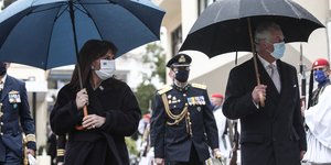 Ο πρίγκιπας Κάρολος και η ΠτΔ επιθεωρούν την προεδρική φρουρά