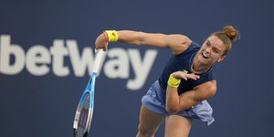 H Σάκκαρη χτυπά το μπαλάκι