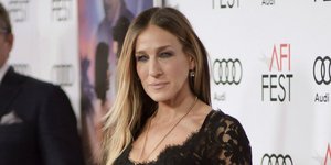 η Σάρα Τζέσικα Πάρκερ με μαύρο φόρεμα